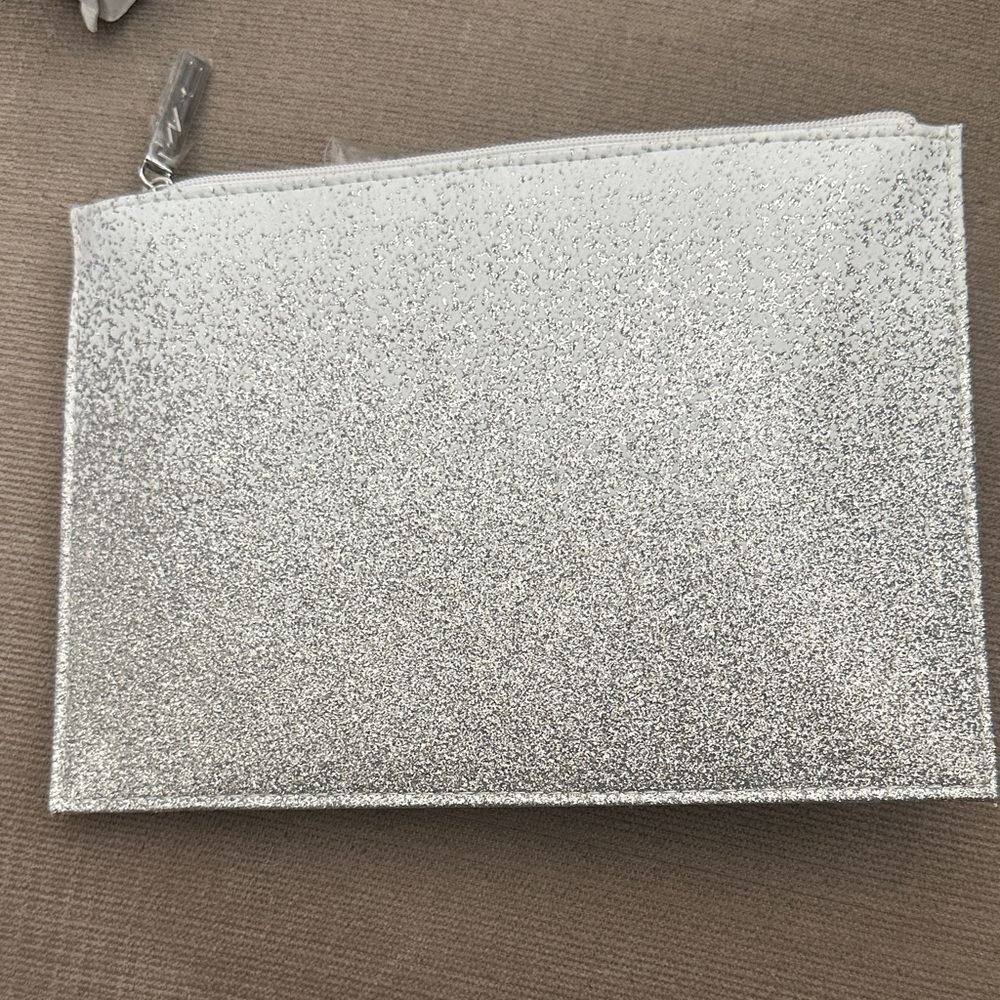 MAC Cosmetics White & Silver Brush of Snow Essential Brush Kit - Picture 5 of 5